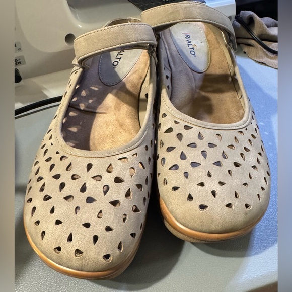 Rialto Women’s Size 11 Vienna Clogs Tan Mary Janes Wedge Heels Perforated - Picture 4 of 12